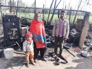 गरीब की झोपड़ी में लगी आग हज़ारों का सामांन जला